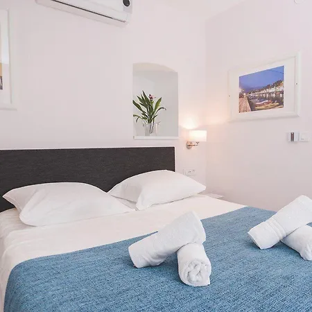 Tre Re - Self Check In 4*